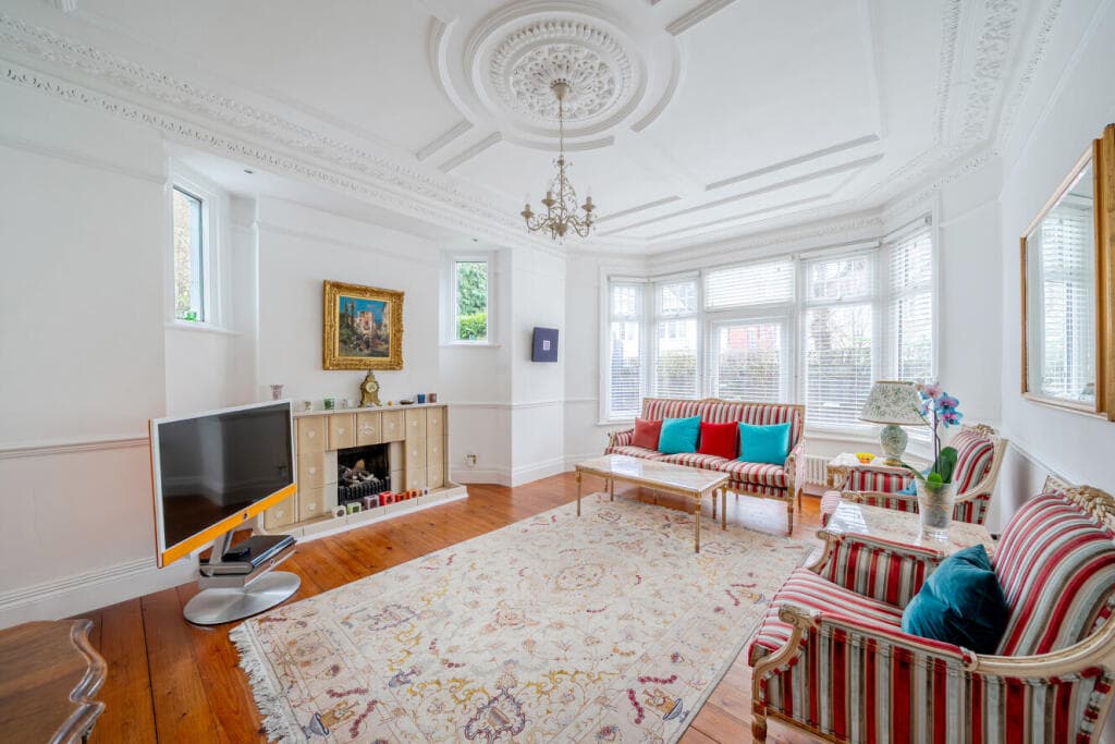 2 bedroom end of terrace house for sale in Eton Avenue, Finchley, London, N12