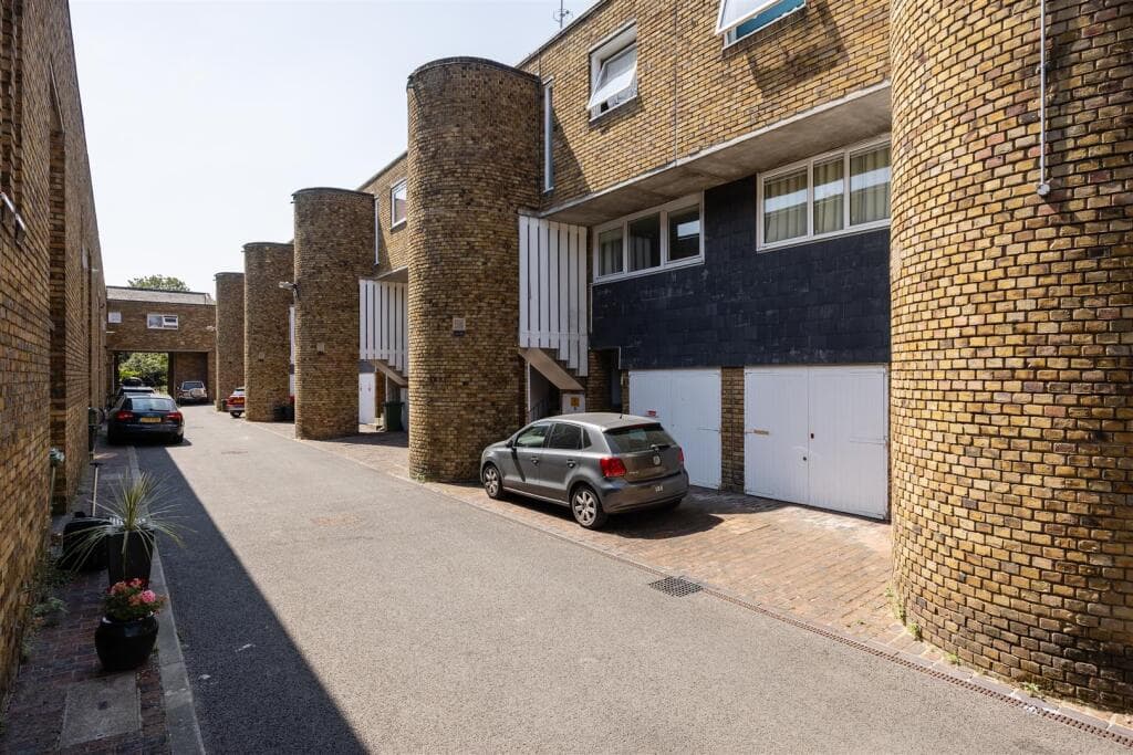2 bedroom maisonette for sale in Legion Close, Islington, N1