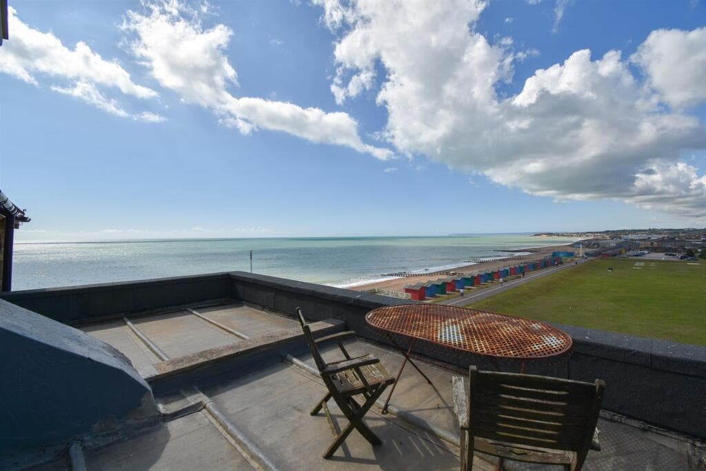 2 bedroom flat for sale in Grosvenor Gardens, St. Leonards-On-Sea, TN38