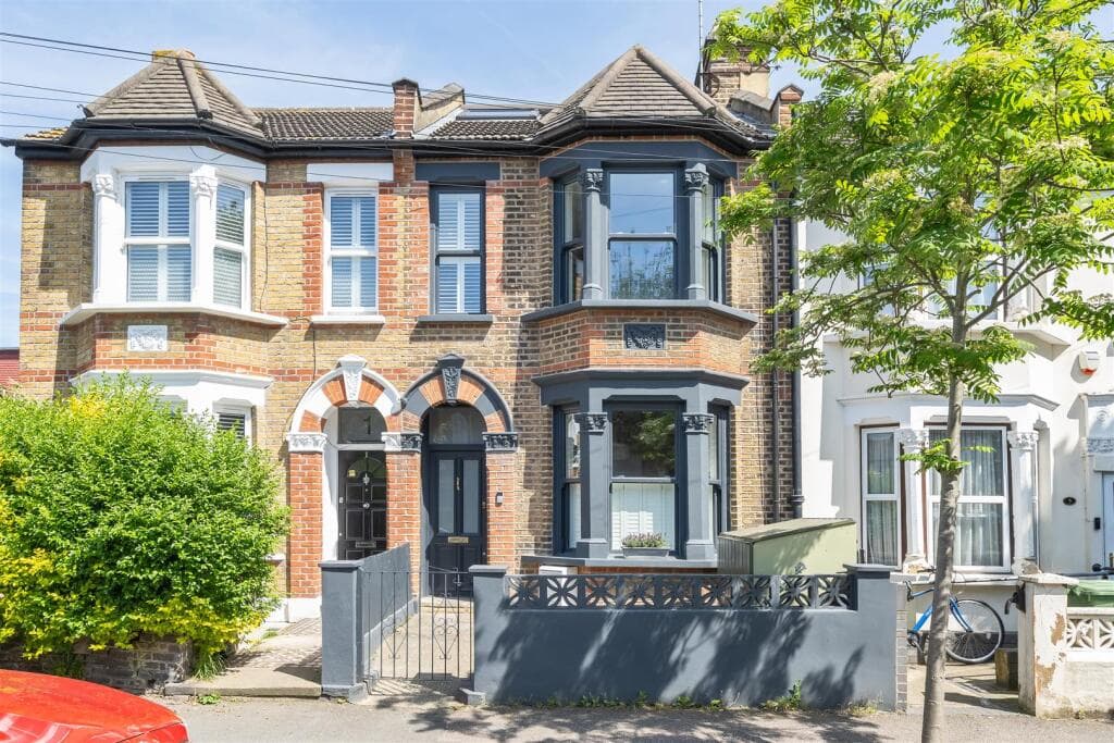 4 bedroom terraced house for sale in Somerset Road, Walthamstow, E17