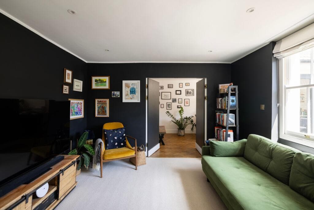 2 bedroom flat for sale in Wandsworth Road, Nine Elms, SW8