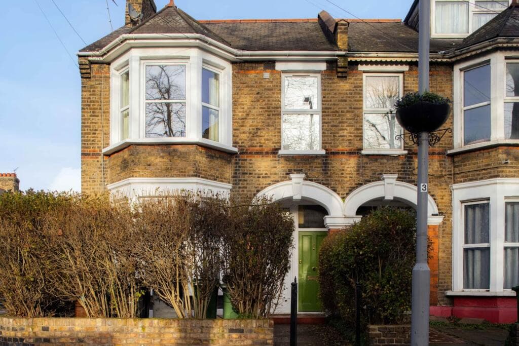 3 bedroom flat for sale in Francis Road, Leyton, E10