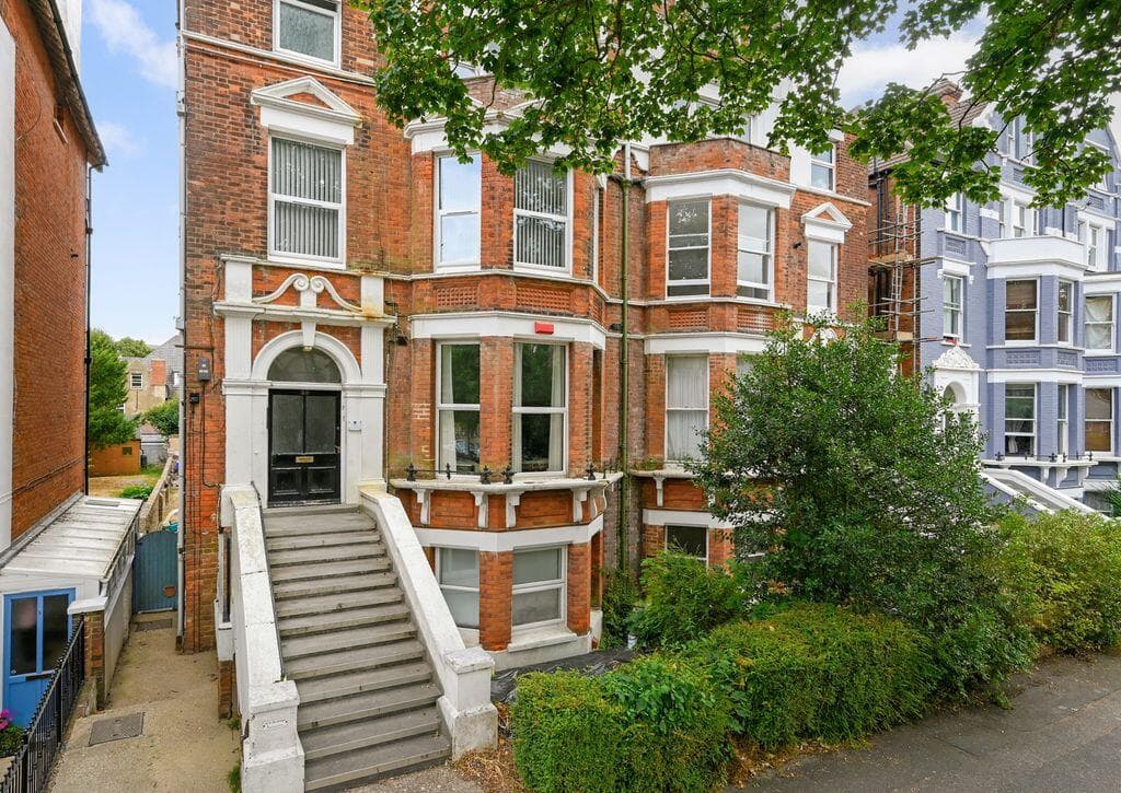 2 bedroom flat for sale in Folkestone, CT20