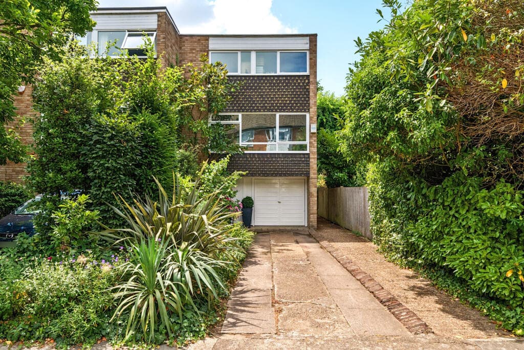 3 bedroom end of terrace house for sale in Kingswood Close, Surbiton, KT6