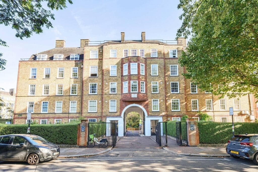 2 bedroom flat for sale in White House, Battersea Square, London, SW11