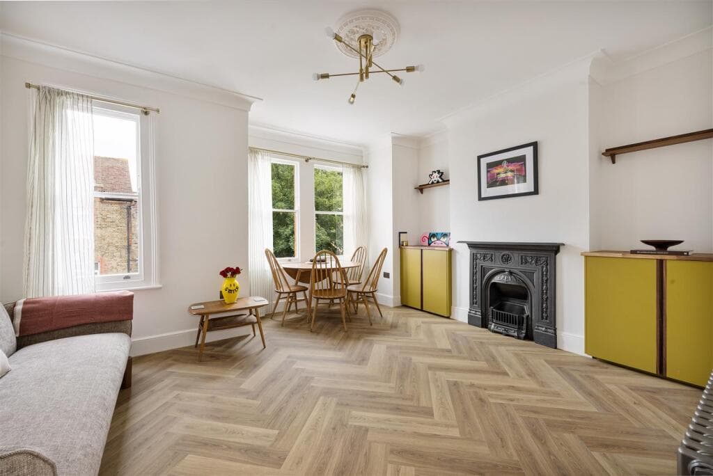 2 bedroom flat for sale in Carr Road, Walthamstow, E17