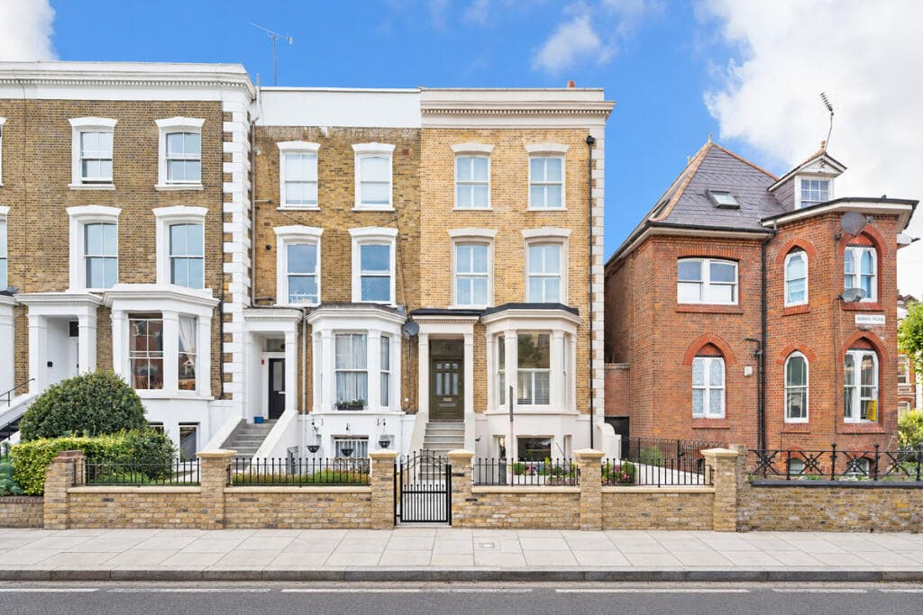 4 bedroom end of terrace house for sale in Burma Road, London, N16