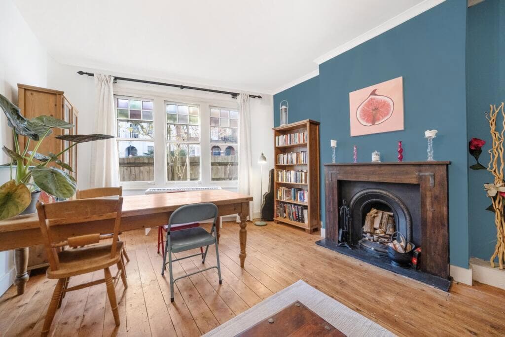 2 bedroom flat for sale in Harvey Road, London, N8 9PD, N8