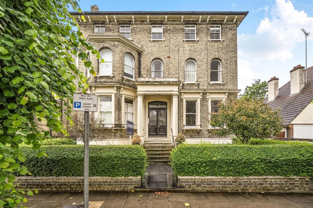 1 bedroom apartment for sale in Grove Road, Surbiton, KT6