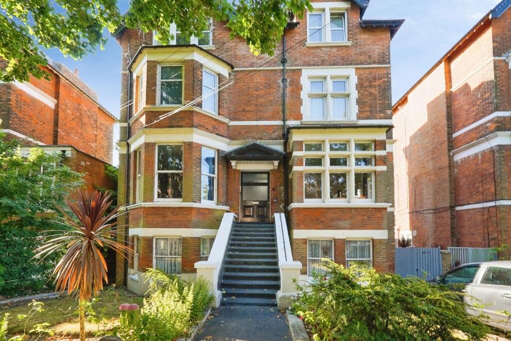 2 bedroom flat for sale in Bouverie Road West, Folkestone, Kent, CT20