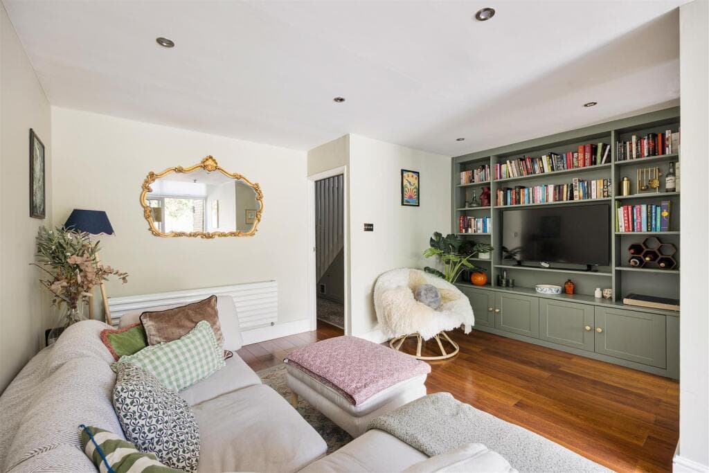 2 bedroom maisonette for sale in Legion Close, Islington, N1