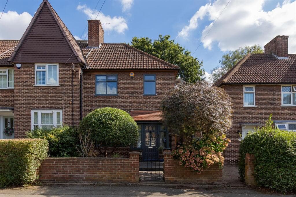 2 bedroom end of terrace house for sale in Manor Farm Drive, Chingford, E4