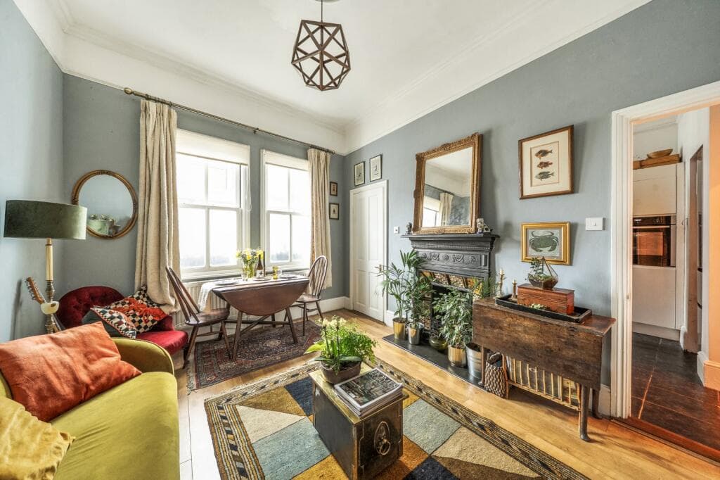 2 bedroom maisonette for sale in High Street, Hampton Wick, Greater London, KT1