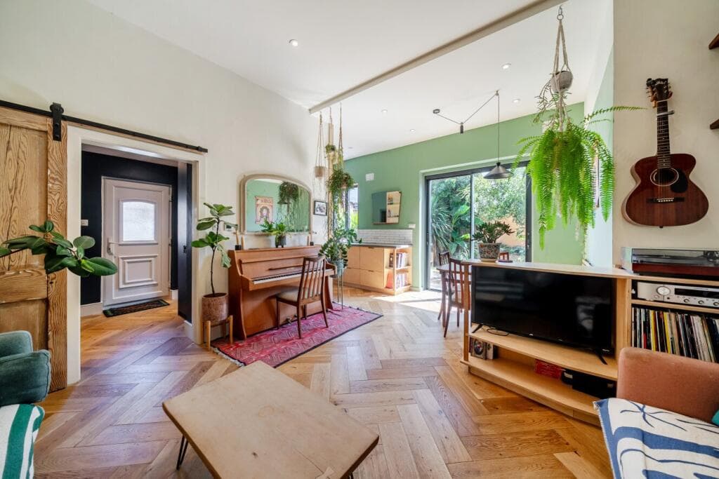 2 bedroom maisonette for sale in Brownhill Road, Catford, London, SE6