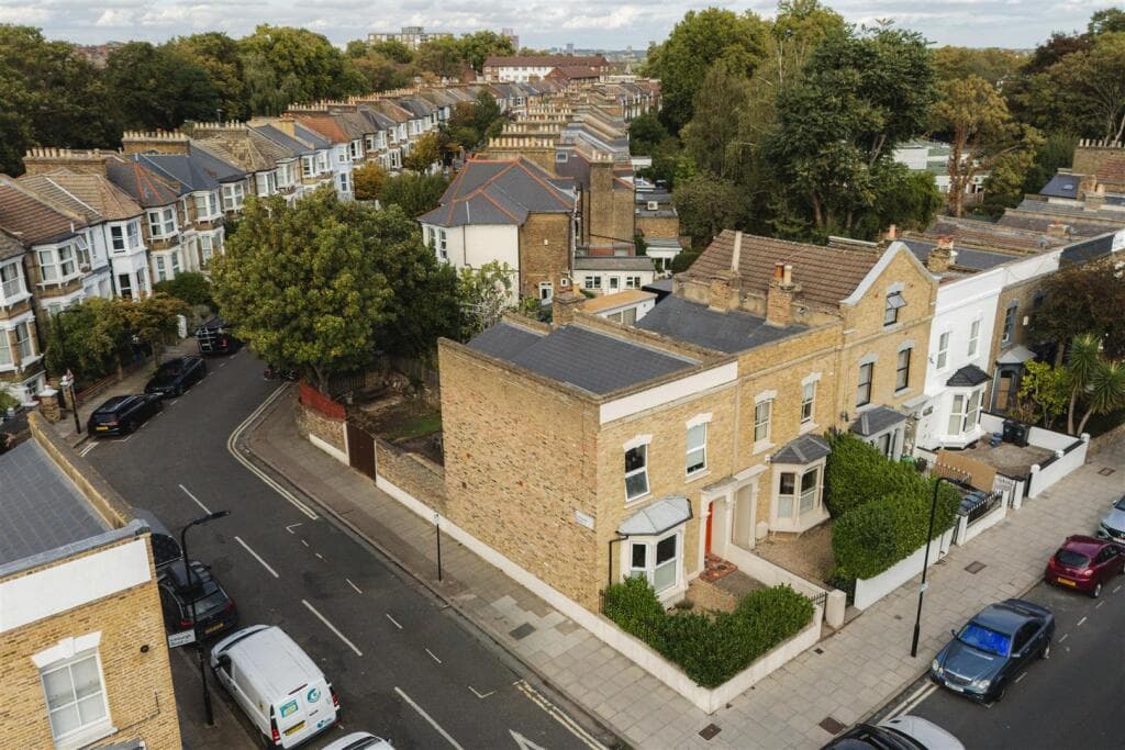 3 bedroom end of terrace house for sale in Brooke Road, Hackney, E5