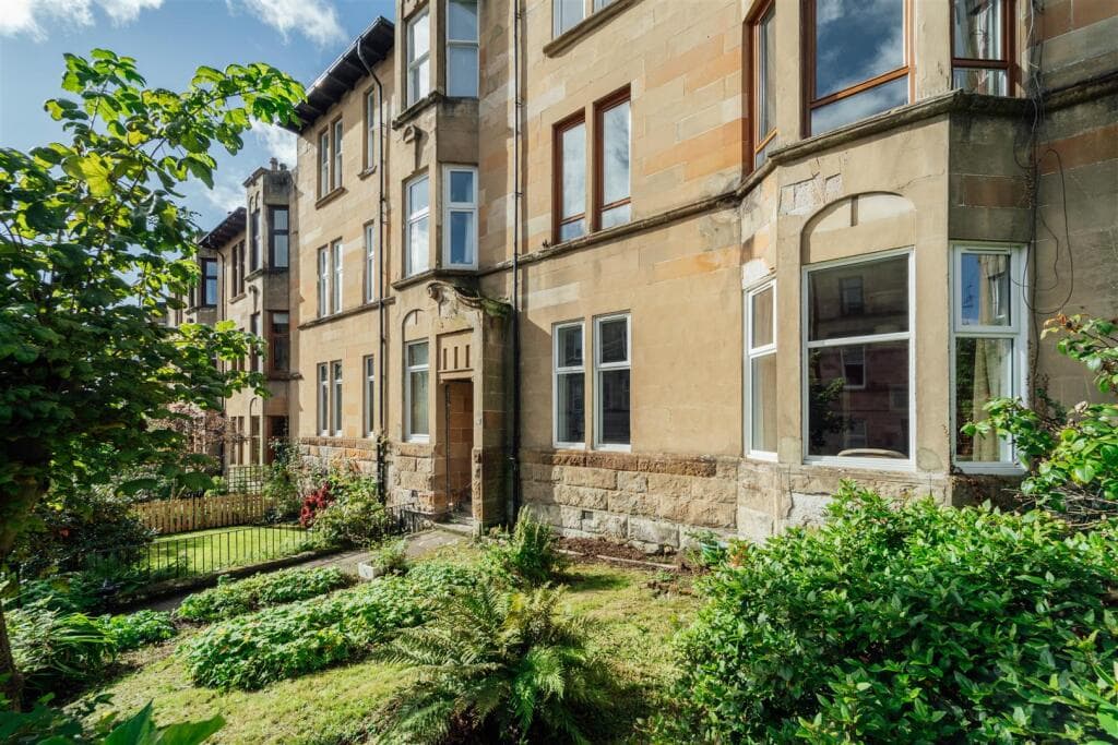 2 bedroom flat for sale in Crosbie Street, Glasgow, G20