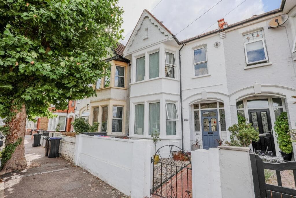 3 bedroom terraced house for sale in Hamlet Court Road, Westcliff-On-Sea, SS0