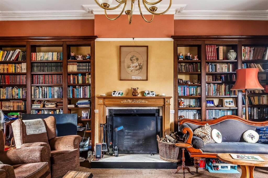 5 bedroom semi-detached house for sale in Kingston Road, Leatherhead, KT22