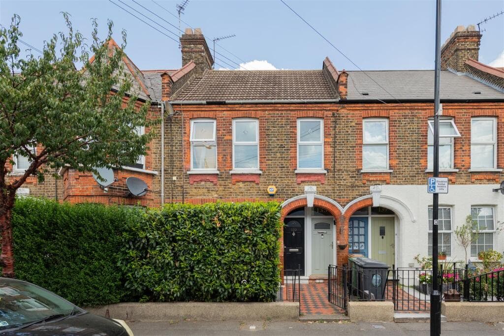 2 bedroom flat for sale in Hitcham Road, Walthamstow, E17