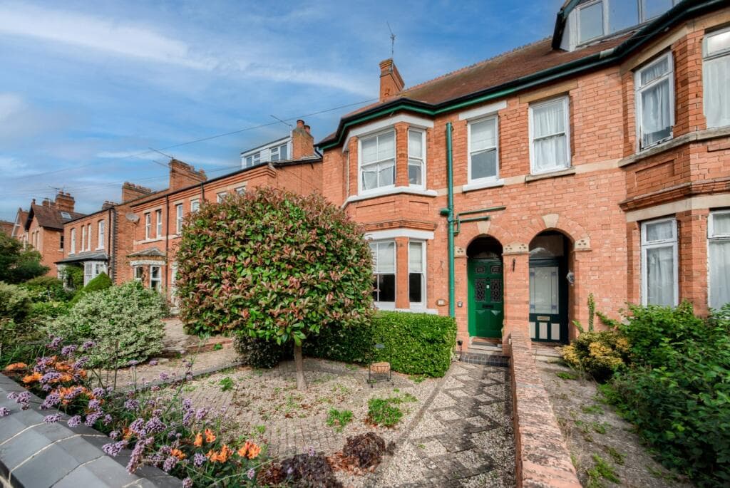 4 bedroom semi-detached house for sale in Vincent Avenue, Stratford-upon-Avon, CV37