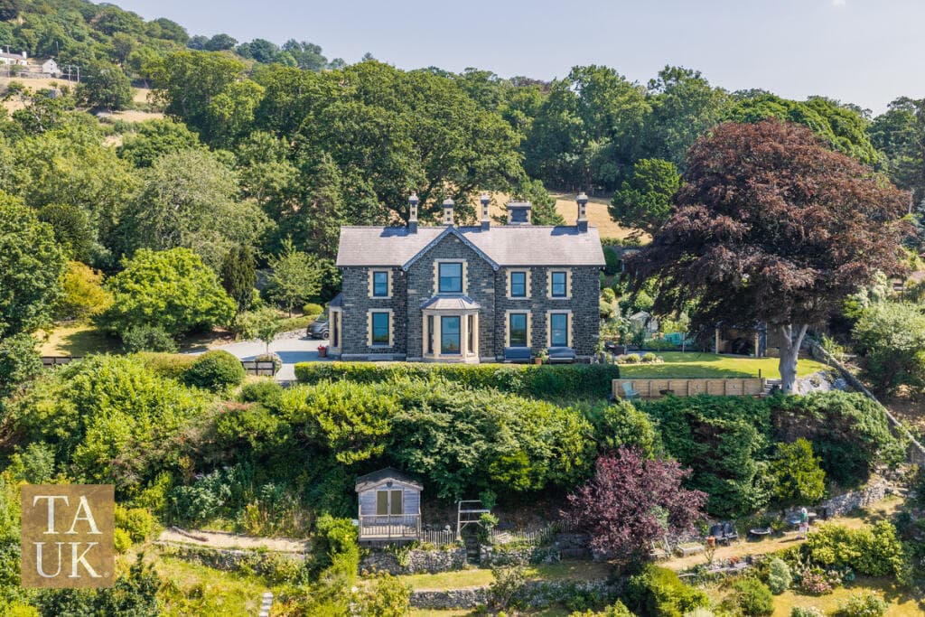 6 bedroom detached house for sale in Penmaen Park, Llanfairfechan, LL33