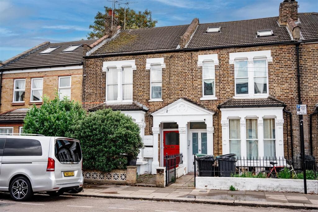 2 bedroom flat for sale in Finsbury Park Avenue, Harringay, N4