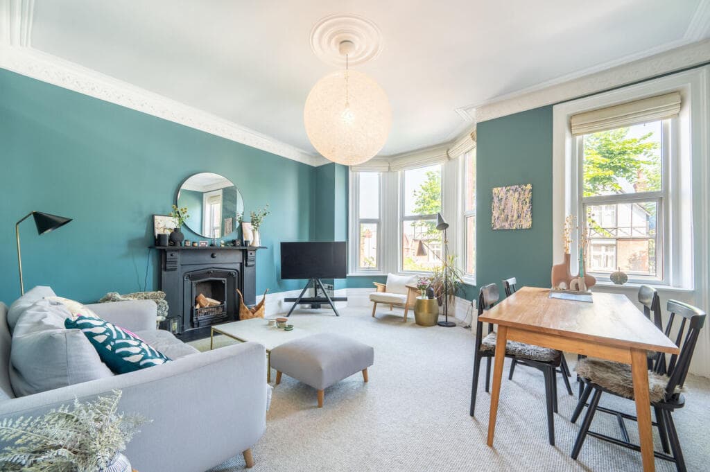 3 bedroom flat for sale in Dean Road, Willesden Green, London, NW2