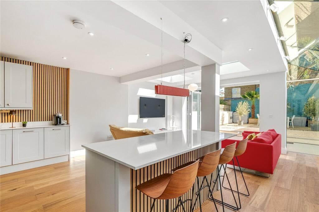 2 bedroom apartment for sale in Stormont Road, SW11