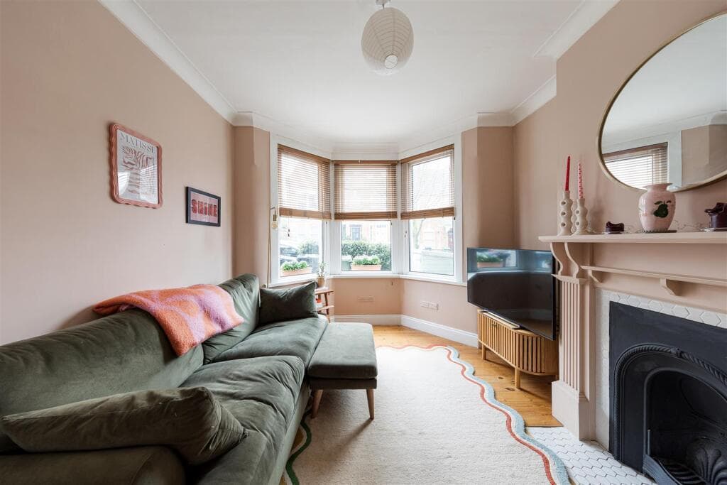 2 bedroom flat for sale in Bemsted Road, Walthamstow, E17