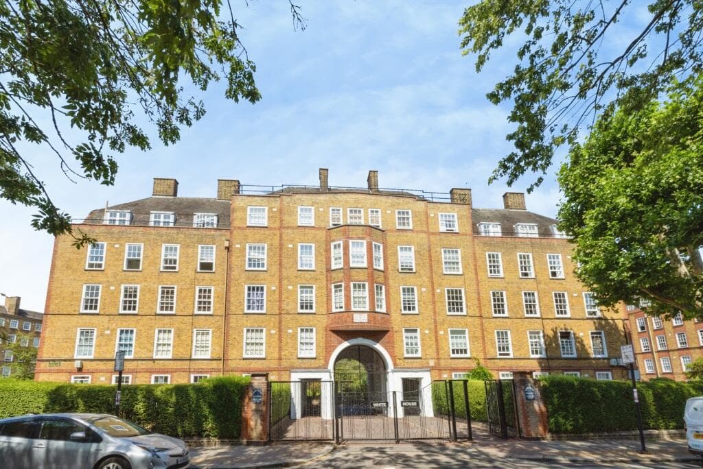 2 bedroom flat for sale in Vicarage Crescent, Battersea, London, SW11