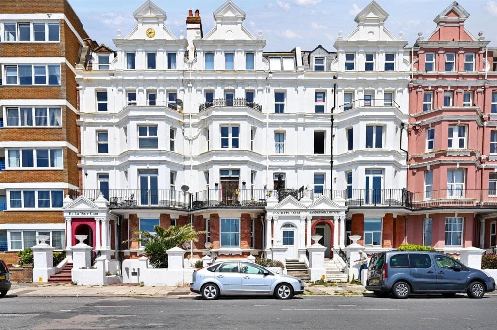 2 bedroom flat for sale in De La Warr Parade, Bexhill-on-sea, TN40