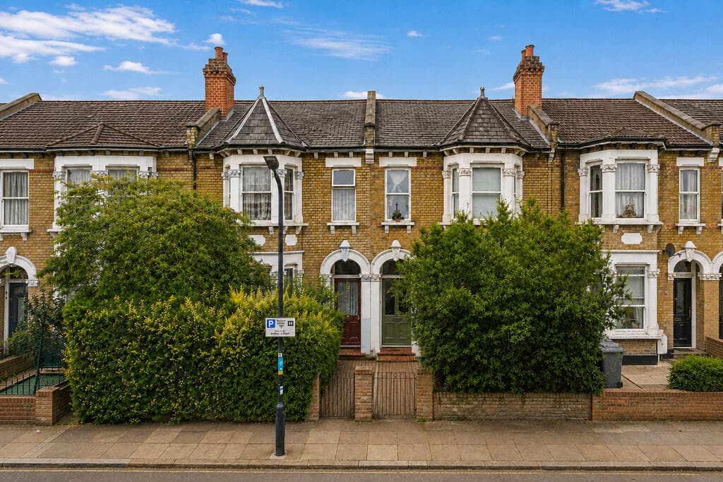 2 bedroom flat for sale in Wendover Road, London NW10