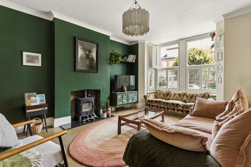 2 bedroom flat for sale in Glebe Road, Hornsey, London, N8