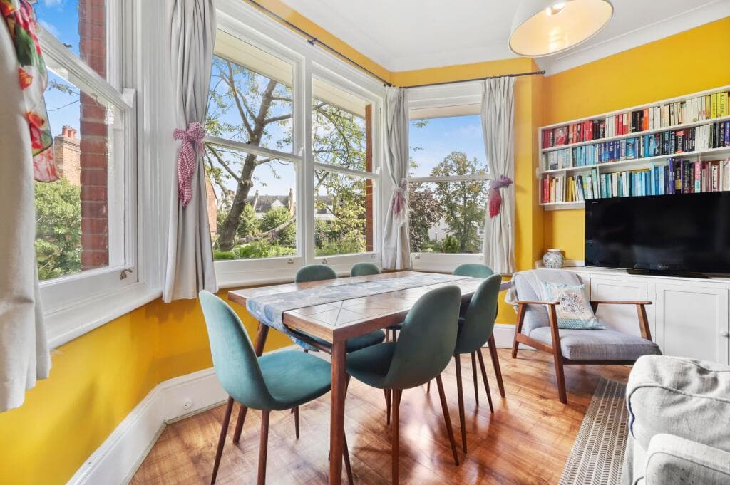 2 bedroom flat for sale in Riggindale Road, London, SW16