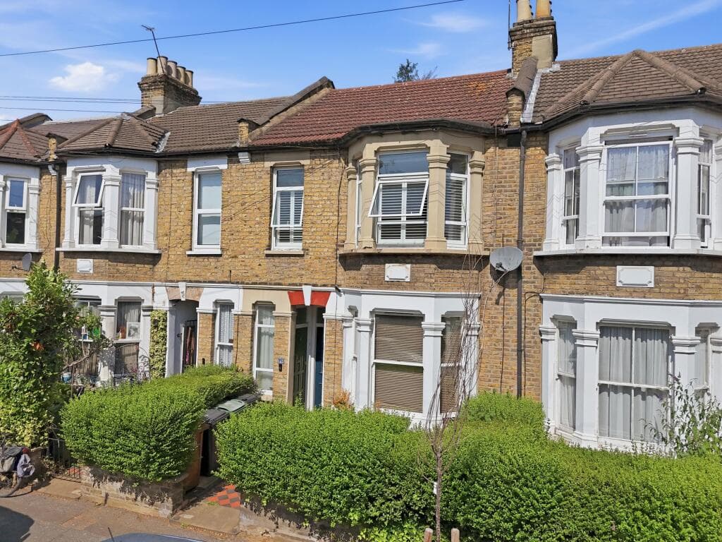 2 bedroom flat for sale in Albert Road, Leyton, E10