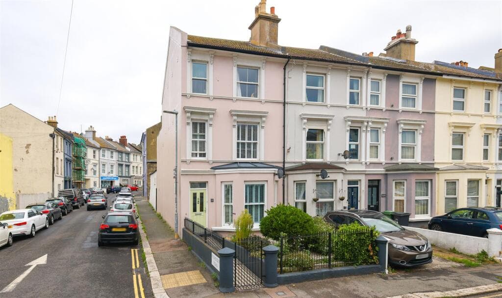 5 bedroom end of terrace house for sale in Elphinstone Road, Hastings, TN34