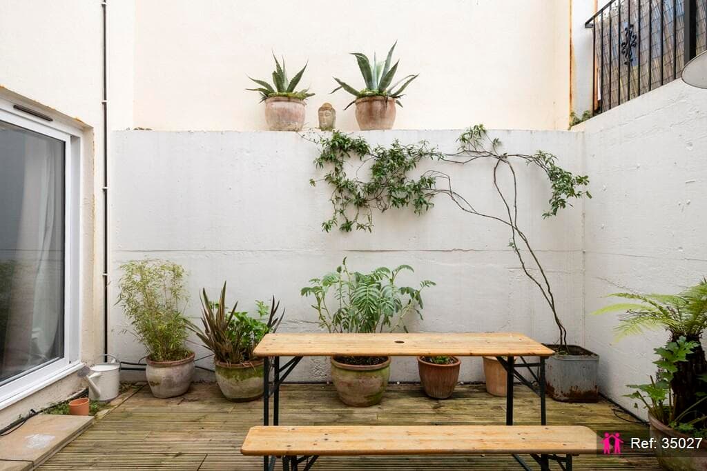 1 bedroom ground floor maisonette for sale in Cyprus Street, London, E2