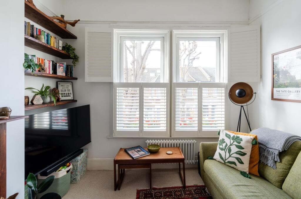 2 bedroom flat for sale in Woodville Road, Bushwood, London, E11