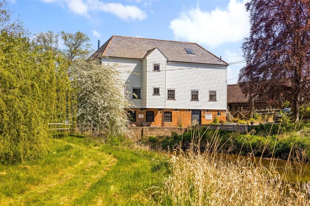 3 bedroom detached house for sale in Brewhurst Lane, Loxwood, Billingshurst, West Sussex, RH14
