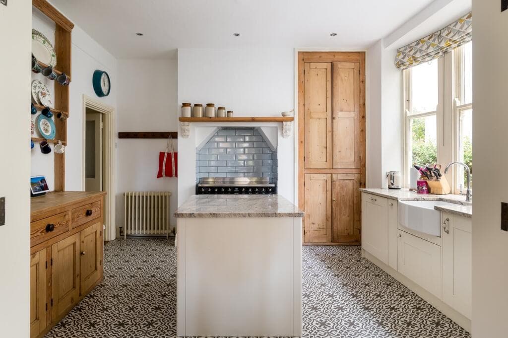 5 bedroom detached house for sale in Chaucer Road, Bedford, MK40