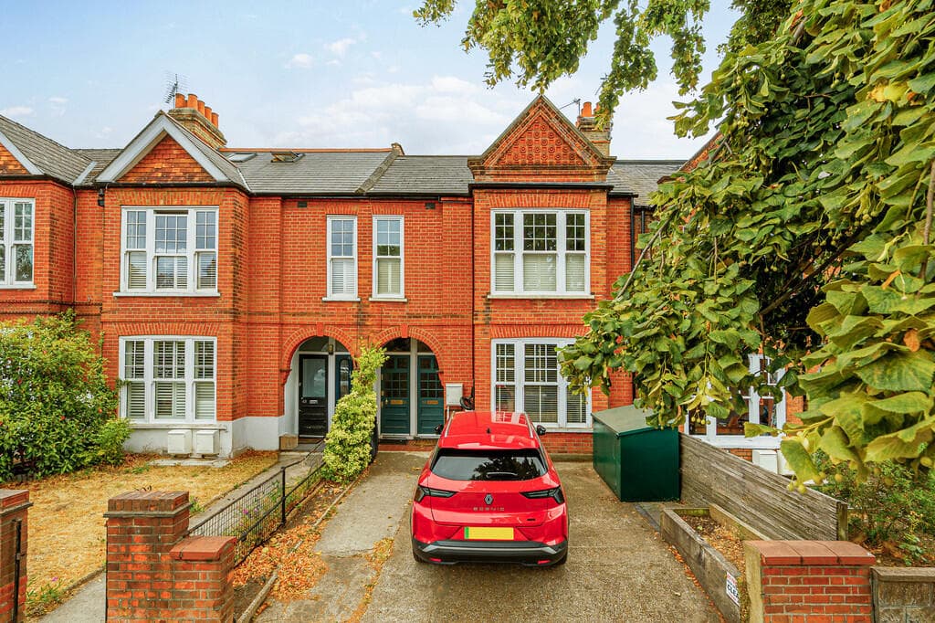 3 bedroom ground floor maisonette for sale in Little Ealing Lane, Ealing W5