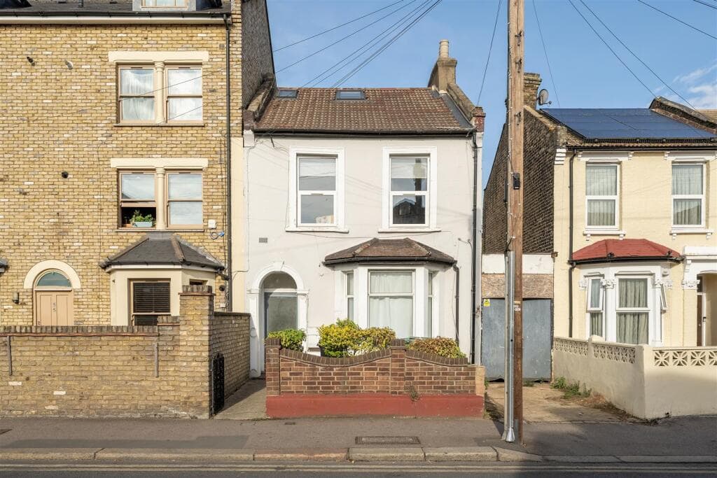 2 bedroom flat for sale in Oliver Road, Leyton, E10