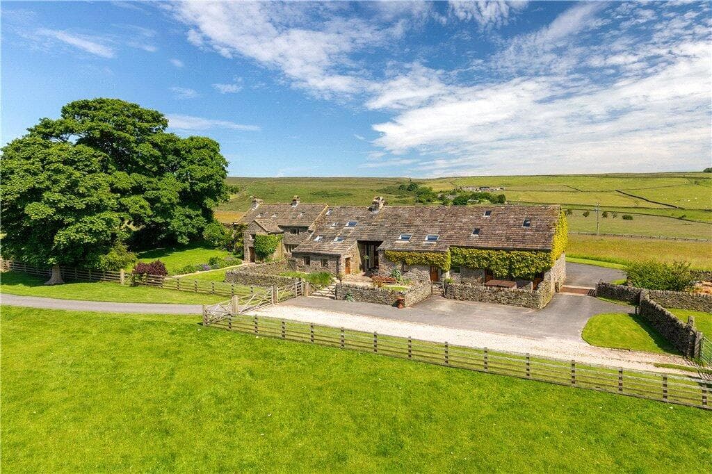 4 bedroom barn conversion for sale in Green Lane, Silsden, West Yorkshire, BD20