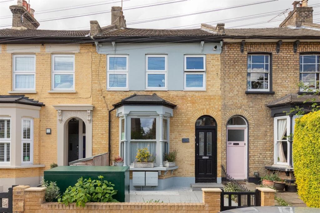 2 bedroom apartment for sale in Grange Park Road, Leyton, E10