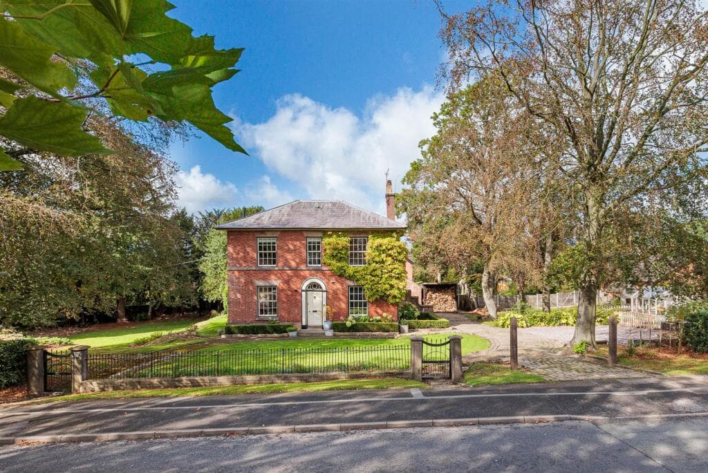 5 bedroom detached house for sale in Buxton Road, Leek, ST13