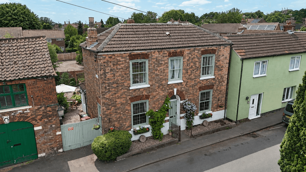 3 bedroom link detached house for sale in High Street, Owston Ferry, DN9