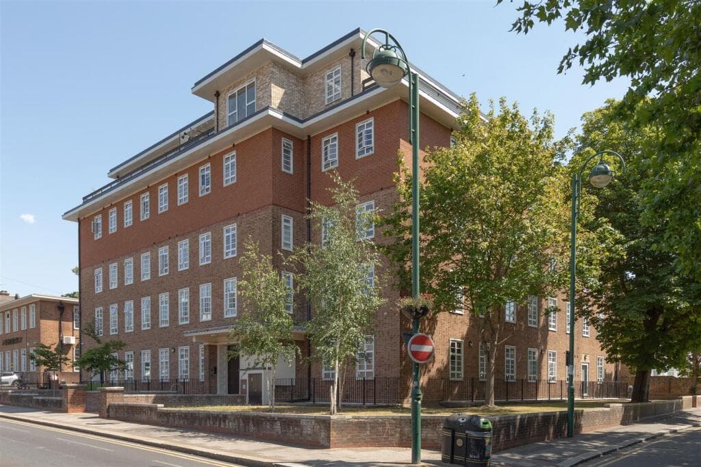 1 bedroom flat for sale in Lemna Road, Leytonstone, E11