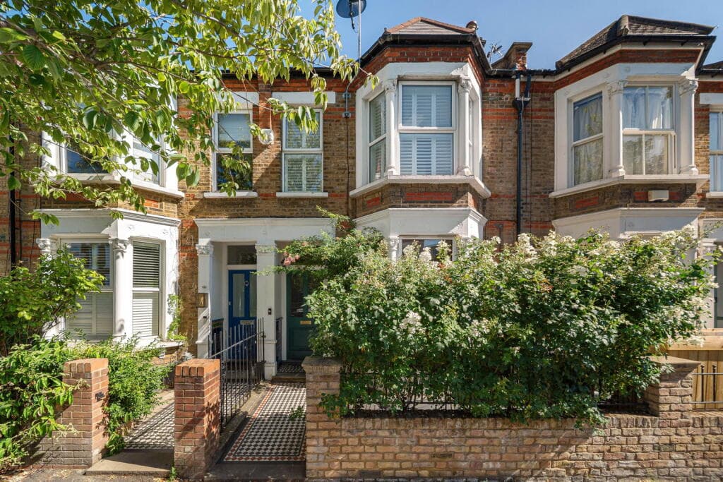 2 bedroom flat for sale in Dundalk Road, London, SE4