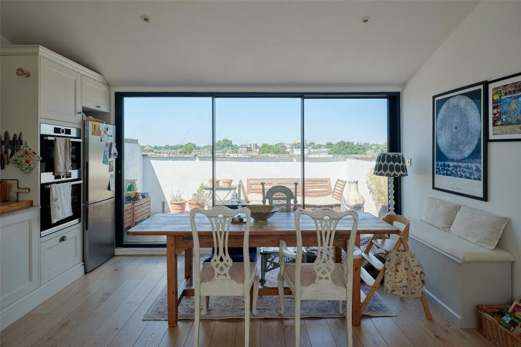 2 bedroom apartment for sale in Albion Road, Stoke Newington, Hackney, London, N16