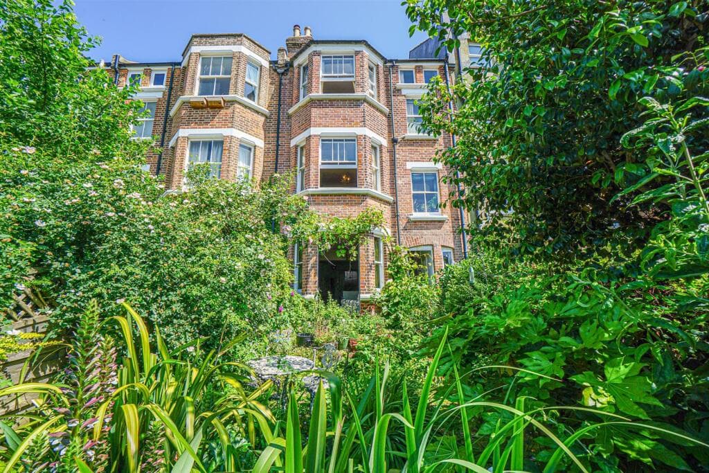 4 bedroom terraced house for sale in Milward Road, Hastings, TN34